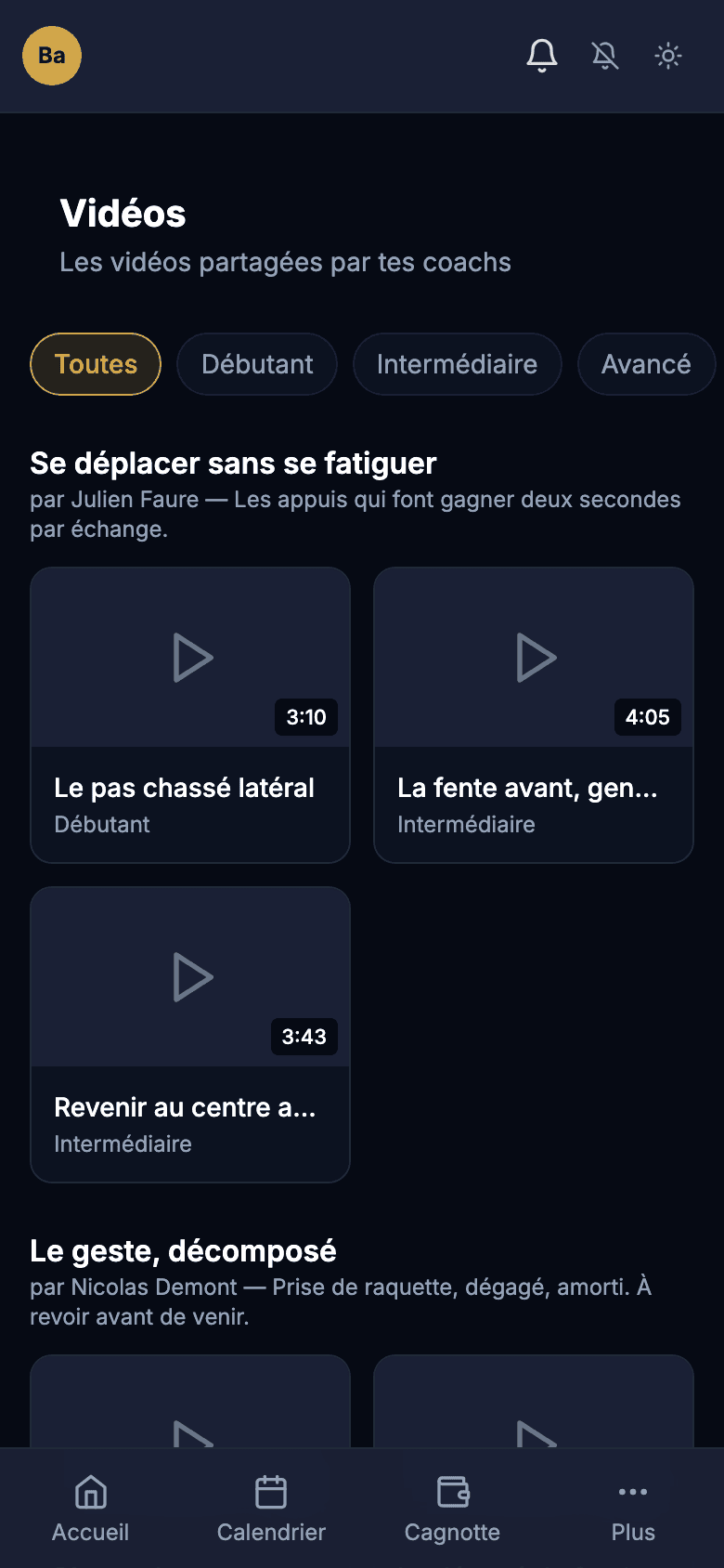 Bibliothèque de vidéos techniques de badminton classées par thème dans l'espace adhérent